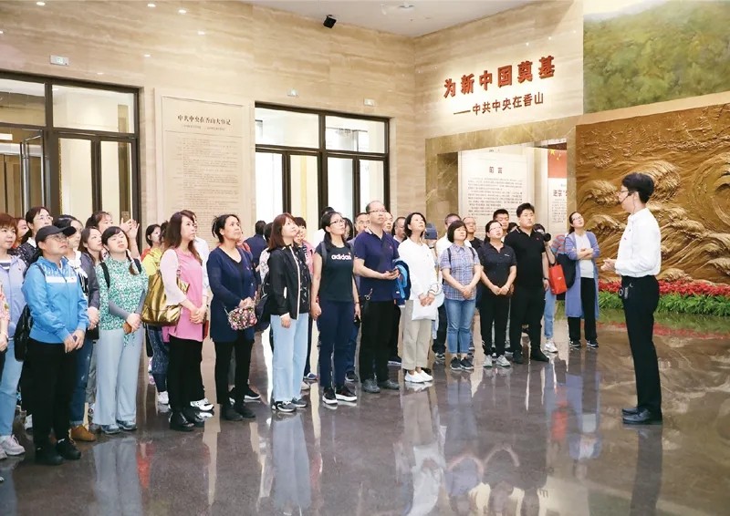 弘扬伟大革命精神